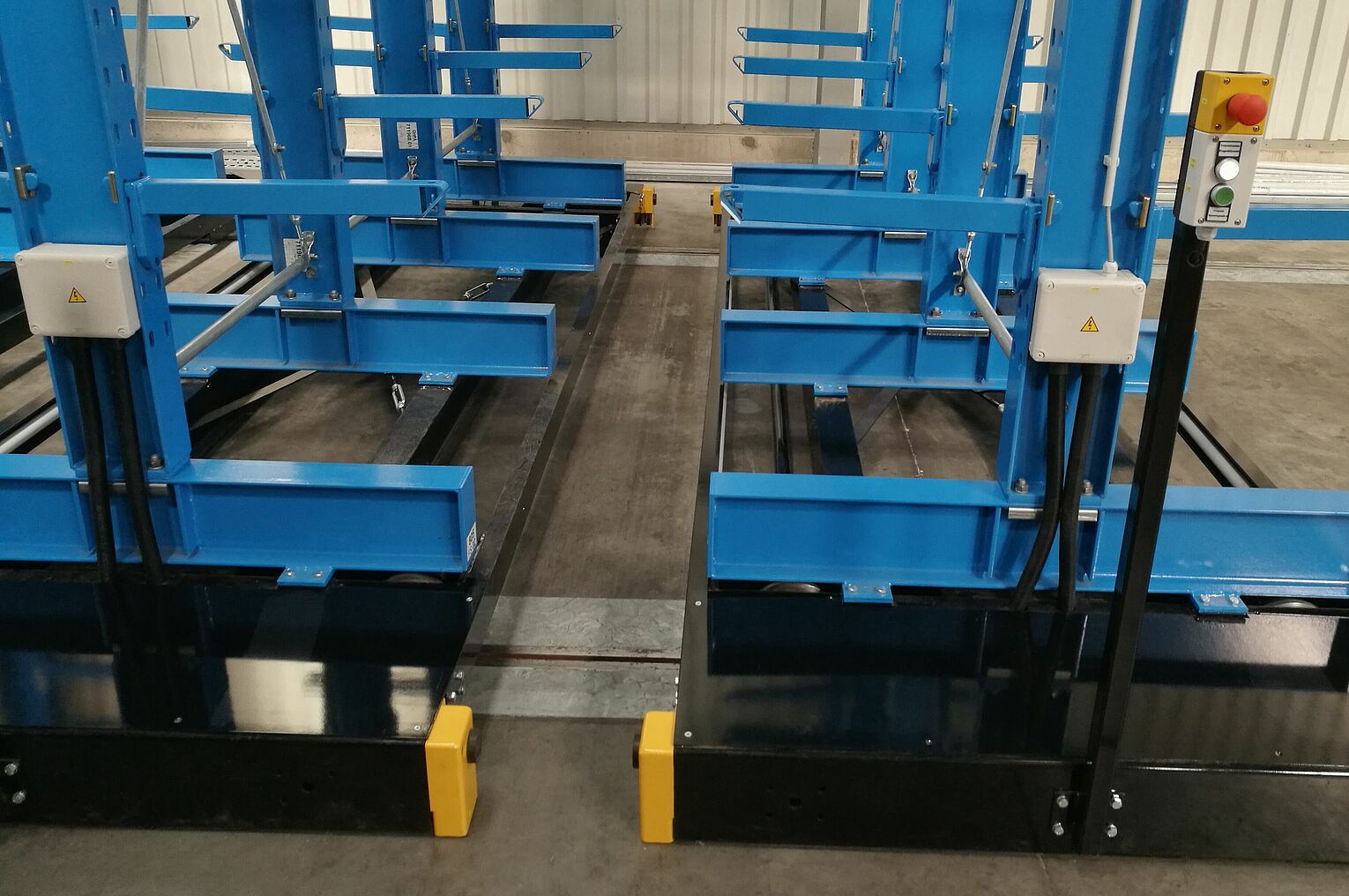 [Translate "Ireland"] Mobile cantilever racking