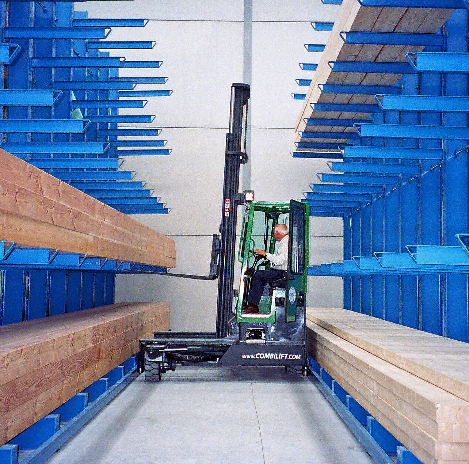 [Translate "Ireland"] Cantilever racking for narrow aisle