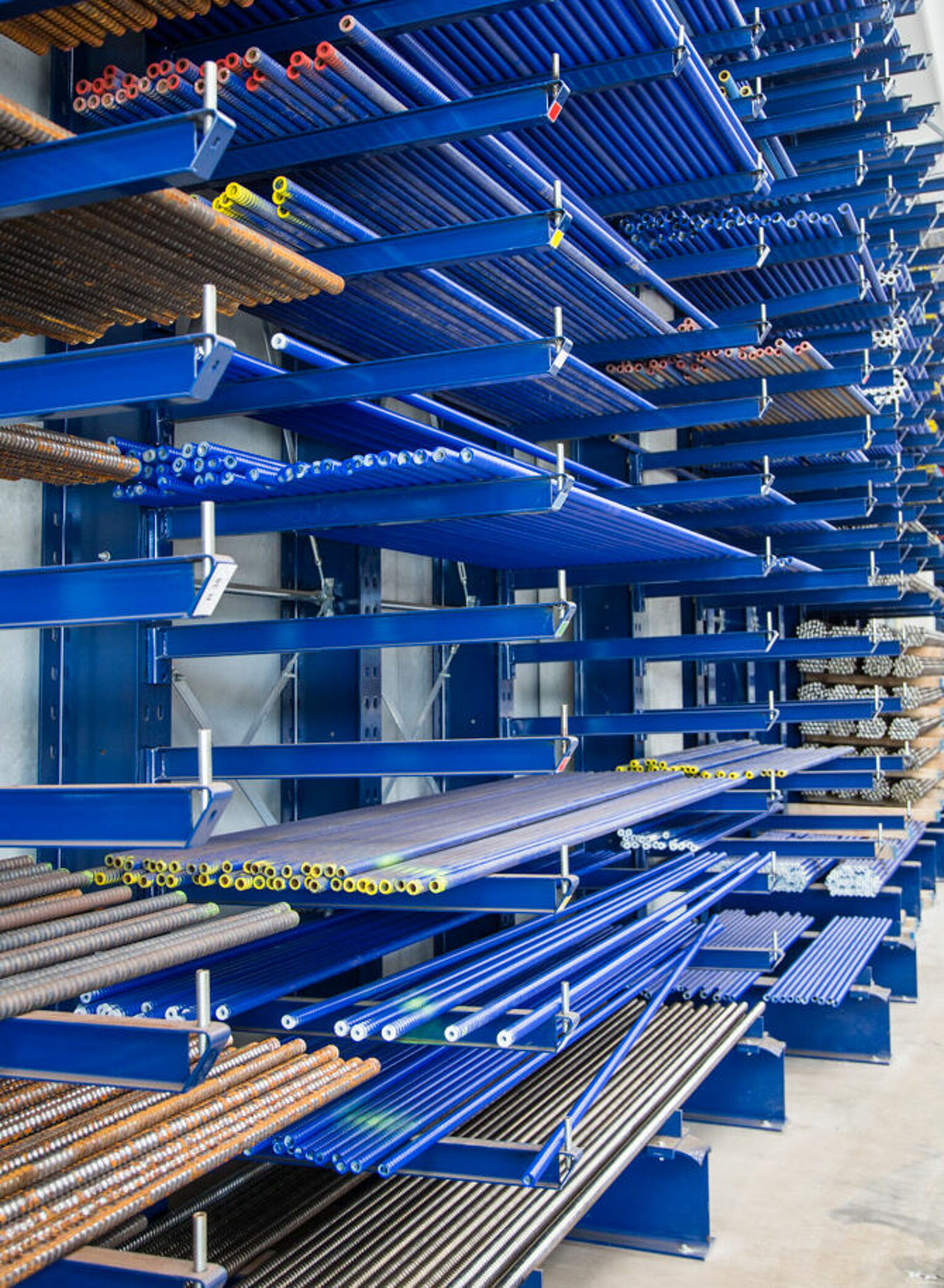 [Translate "Ireland"] Cantilever racking Industry solution