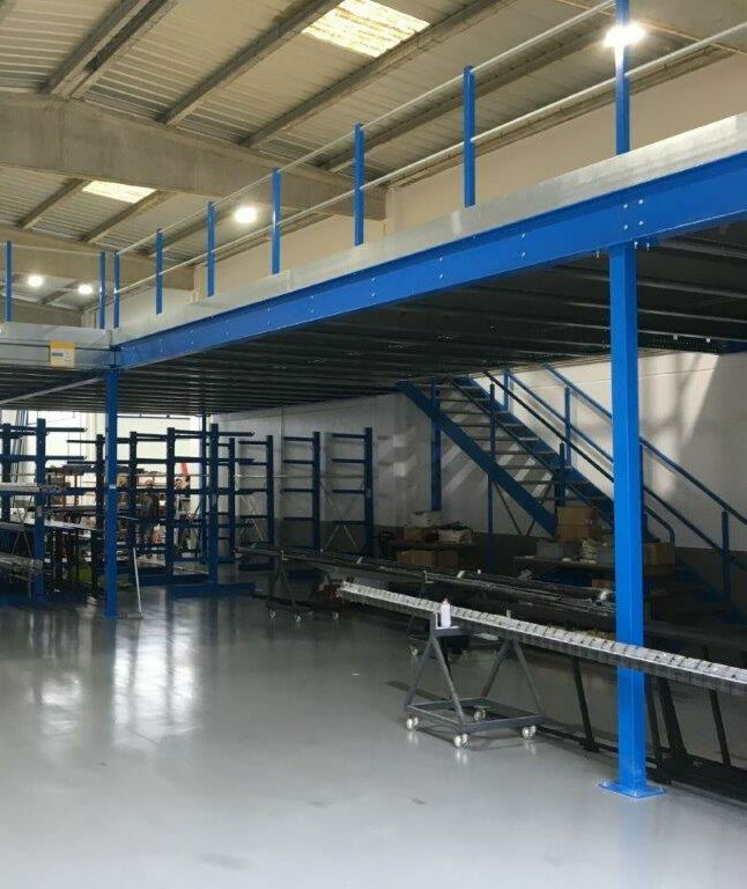 [Translate "Ireland"] Cantilever racking Multi-tier storage